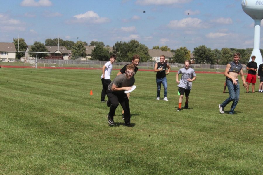 Junior Alex Ryan throws the frisbee to fellow student.
