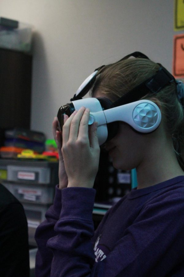 Sophomore Lauren Anton puts on a VR headset.