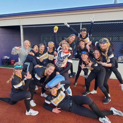The 2022 NHS Softball team poses for a picture.