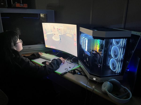 Navigation to Story: Students Participate in E-Sports